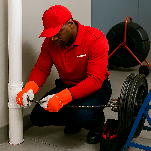 Tecnico destapando tuberia