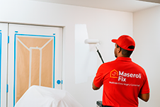 Tecnico pintando muro